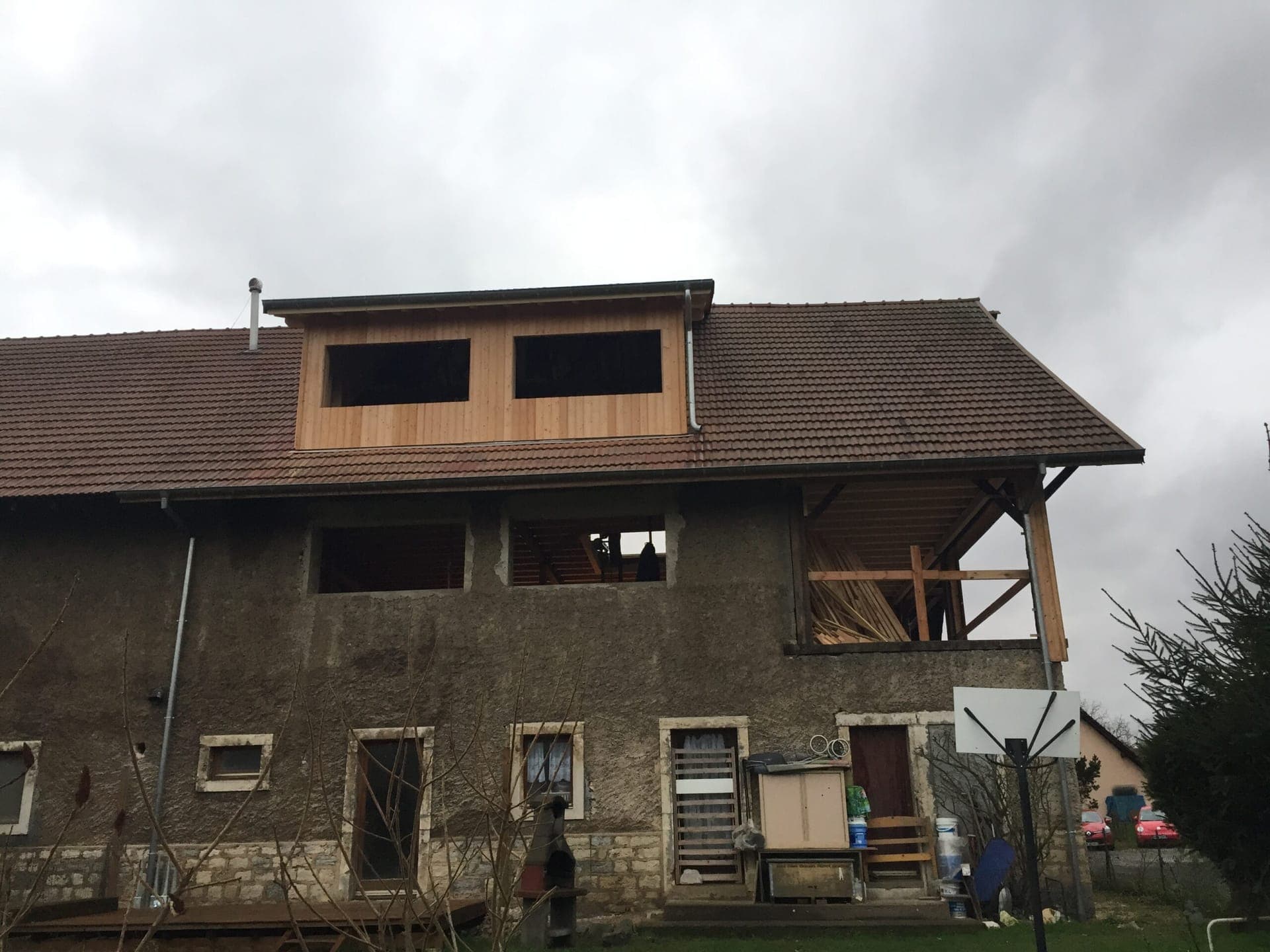 Isolation thermique par l’extérieur : pose des panneaux isolants sur façade à Montbéliard