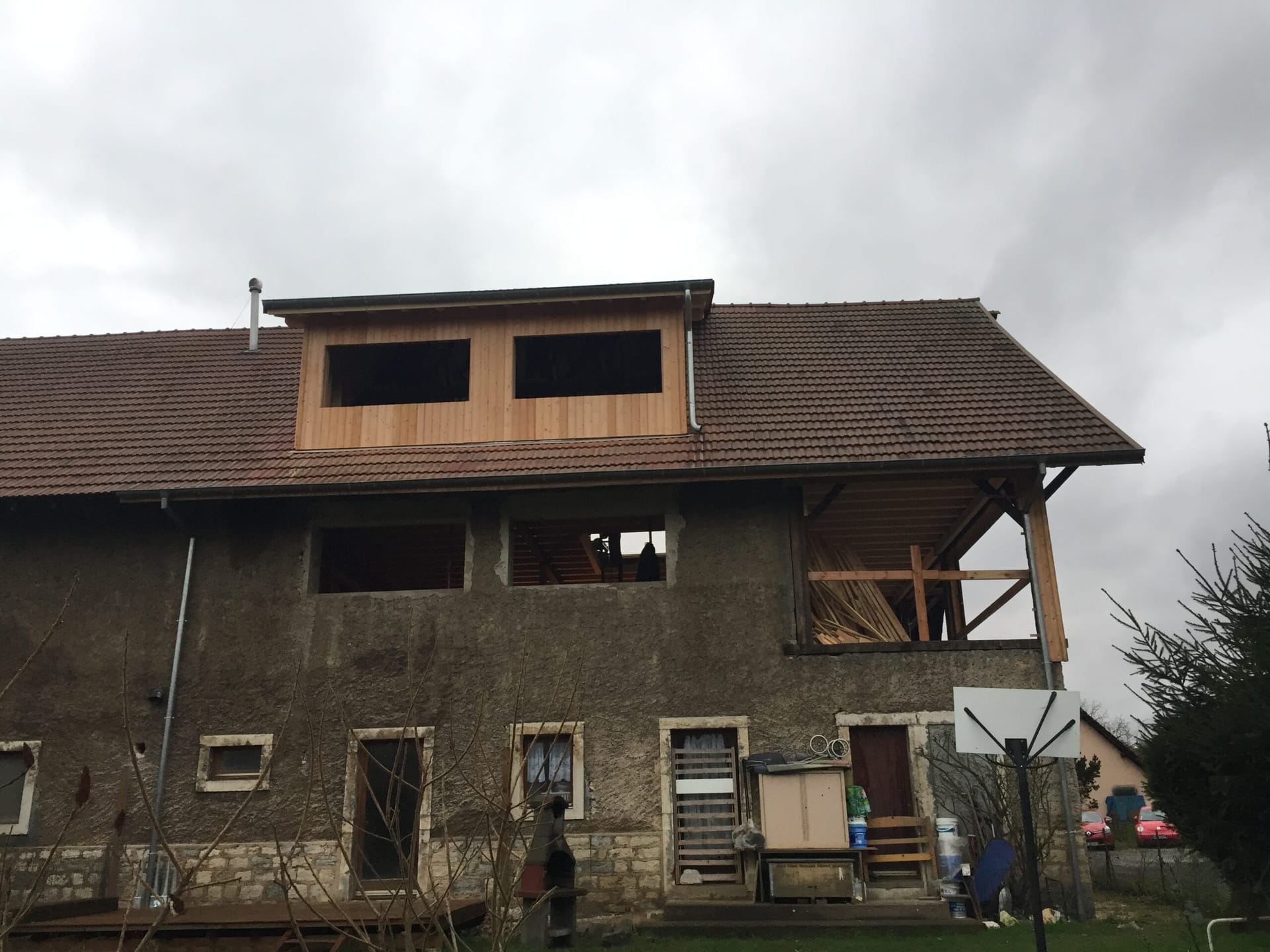 Isolation thermique par l’extérieur : pose des panneaux isolants sur façade à Montbéliard