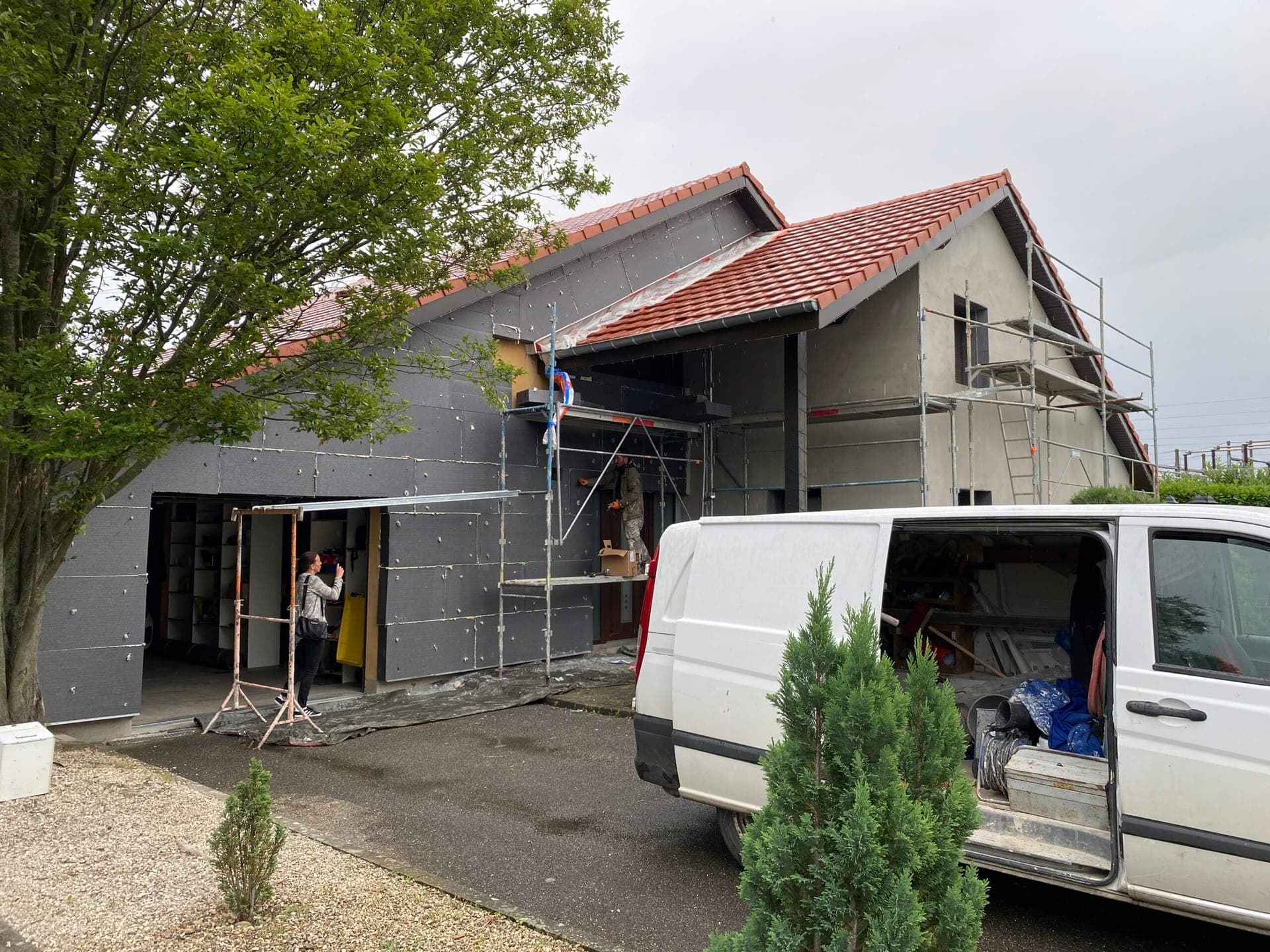 Finition d’enduit après isolation extérieure réalisée par BTCE