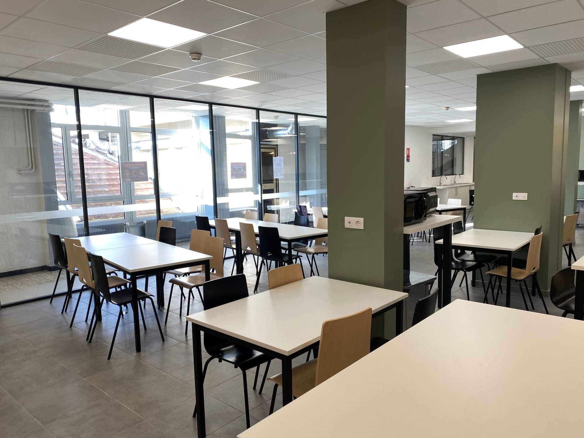 Salle de restauration CFAI Exincourt - Zone de tables